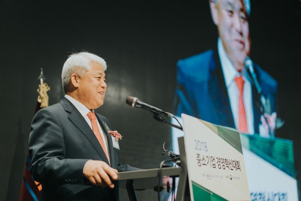 김정태 (사)한국경영혁신중소기업협회장이 지난 17일 열린 ‘2018 중소기업 경영혁신대회’에서 대회사를 하고 있다.