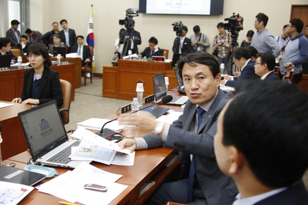 지난 12일 정무위원장을 고발하는 성명서를 발표한 김진태 한국당 의원