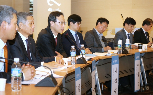 추광호 한국경제연구원 일자리전략실장이 25일 열린 ‘노동현안 제도개선 토론회’에 참석해 발언을 하고 있다.