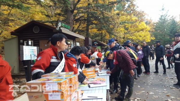 속리산을 찾은 많은 관관객들이 산림청의 백두대간 사랑운동 서명에 동참하고 있는 모습.