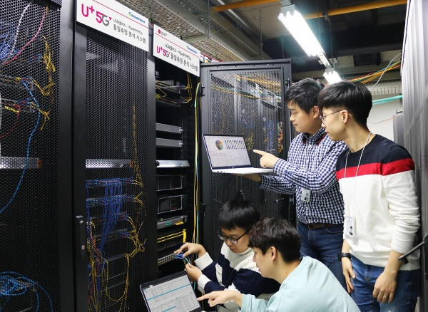 LG유플러스 네트워크 직원들이 상암사옥에 구축된 5G 네트워크 품질 통합 측정 분석 시스템을 점검하고 있는 모습.