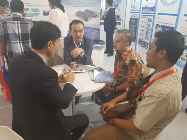 지난 6월 인도네시아 국제물주간에 참여한 중소기업 담당자가 해외 바이어에게 자사 기술을 설명하고 있다.