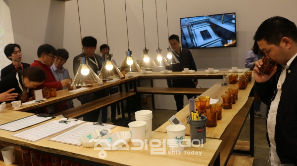 아시아 최대 규모 커피 전문 전시회 ‘제17회 서울카페쇼’에서 커피의 맛과 향을 감별하는 커핑 체험을 하고 있는 관람객들의 모습.