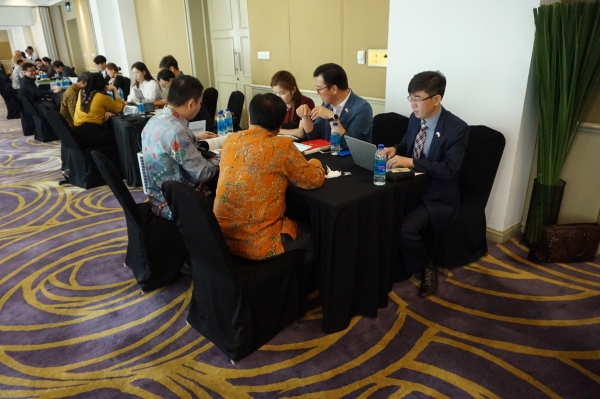 ‘2018년 제2회 한-인도네시아 기술교류 상담회’에서 양국 관계자들이 상담을 하고 있다.