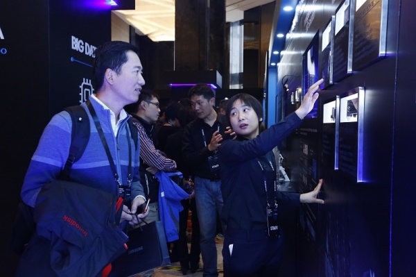 15일 중국 베이징 누오호텔에서 개최된 삼성 미래기술포럼을 찾은 참석자들이 삼성전자의 AI 솔루션을 살펴보고 있다.[삼성전자]