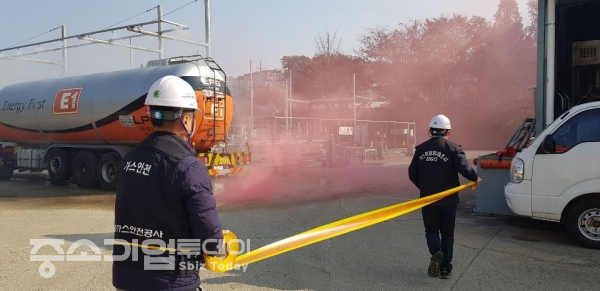 LPG충전소에서 가스가누출되는 사고를 가상해 가스안전공사와 충전소 직원들이 사고대응훈련을 진행하고 있다.