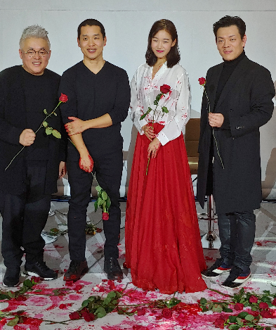 퍼포먼스 후 김형석 작곡가, 고상우 작가, 이재인 무용가, 전자맨(왼쪽부터)이 기념촬영을 하고 있다.