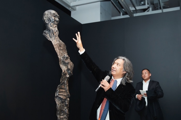 자신이 만든 치바이산 조각 앞에서 설명하고 있는 우웨이산 조각가겸 중국국가미술관장. [예술의전당]