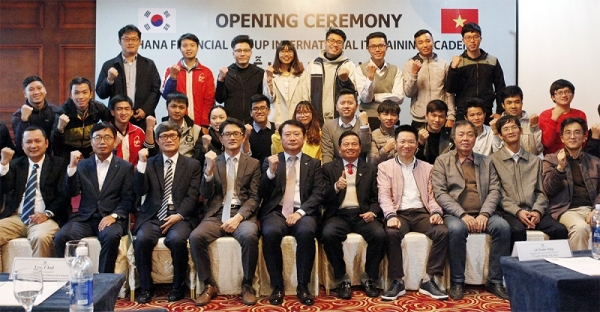 하나금융그룹은 지난 13일 베트남 하노이에서 ‘글로벌 IT인재 양성 아카데미’를 개설했다.[하나금융그룹]