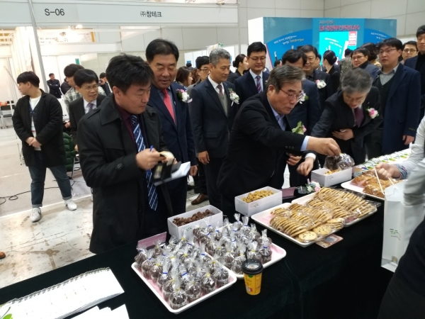 지난 11~12일 광주시 김대중컨벤션센터에서 열린 ‘2018 대한민국 중소기업 일자리 인식개선 EXPO’에 참석한 귀빈들이 전시장을 둘러보고 있다.