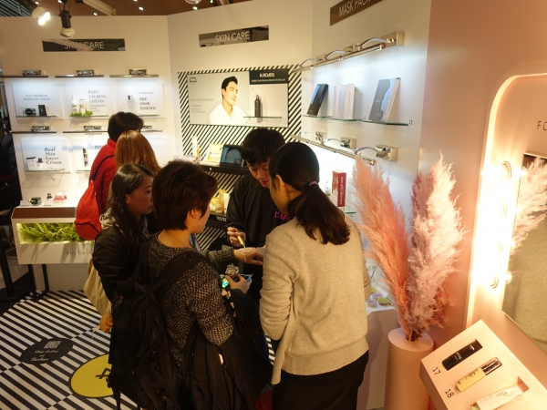 14일(현지시간) 홍콩 아시아월드엑스포에서 열린 ‘K Collection with 2018 MAMA in HONG KONG’ 관람객들이 제품 체험을 하고 있다.