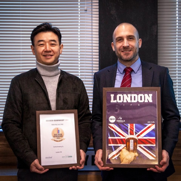 생활맥주 임상진 대표(왼쪽)가 ‘아시아 비어 챔피언십2018’에서 브론즈를 수상하고 기념촬영하고 있다.