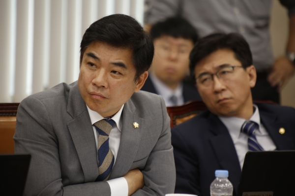 지난 10일 금융위 국감에서 김병욱 민주당 의원이 질의 후 답변을 듣고 있다.