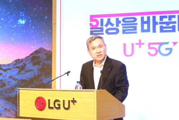 LGU+ 하현회 부회장이 8일(현지시간) 개막한 CES2019에서 5G기반의 AR/VR 등 구체적인 사업모델을 챙기고 있다. [LGU+]