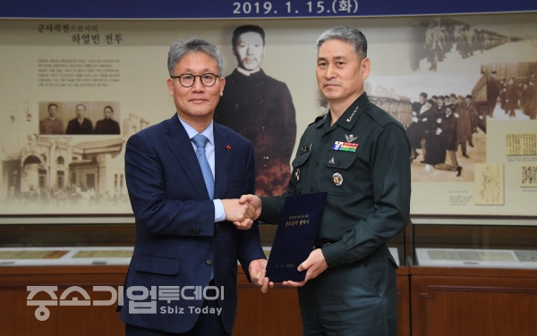 업무협약을 체결한후 김재현 산림청장(왼쪽)과 김용우 육군참모총장이 악수를 나누고 있다.