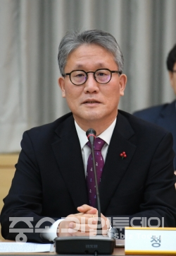 김재현 산림청장이 '2019년 산림 임업 단체장 소통 간담회'를 주재하고 있다.
