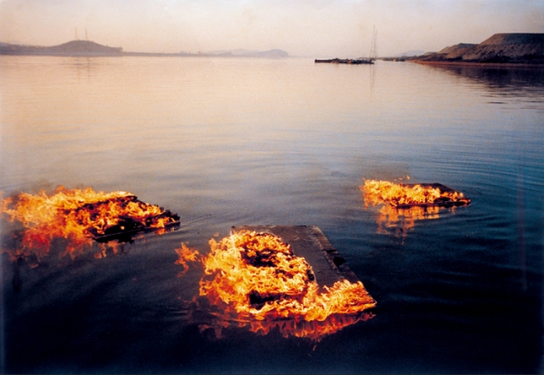 이승택, '하천에 떠내려가는 불타는 화판', c.1988, C-프린트에 채색, 81.5×116cm, 국립현대미술관 소장, 작가 제공