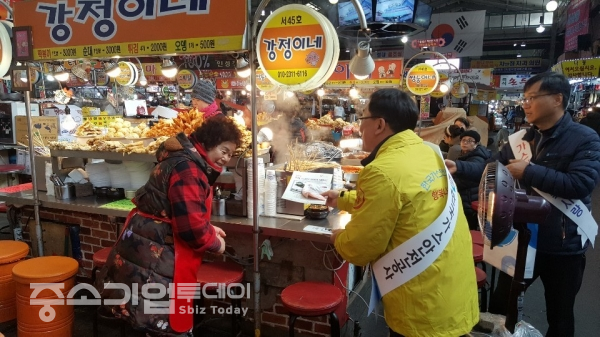 가스안전공사 배승균 경기북부지사장이 인근 시장을 방문해 가스안전 홍보물을 나눠주고 있다.