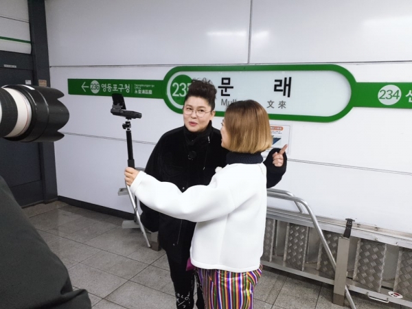 1일 서울 지하철 2호선에서 인기 개그우먼 이영자와 김숙이 안내 방송을 해 시민들을 즐겁게 했다.
