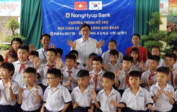 NH농협은행은 지난 1일 이대훈 은행장과 호치민 사무소 직원들이 베트남 호치민시에 있는 응웬티밍카이 초등학교를 방문해 사회공헌활동을 실시했다고 6일 밝혔다.