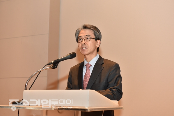 한국화재보험협회 제17대 이윤배 신임 이사장이 취임사를 전하고 있다.