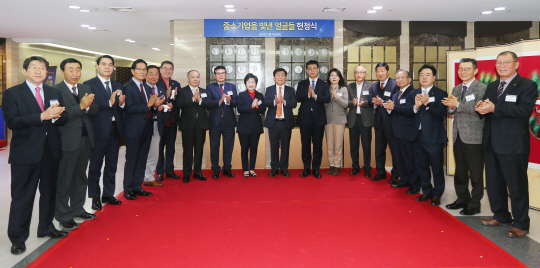 중소기업중앙회는 14일 서울 여의도 중기중앙회에서 ‘제6차 중소기업을 빛낸 얼굴들 헌정식’을 열고 기업인 27명의 동판을 헌정했다.
