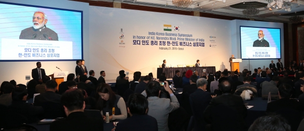 나렌드라 모디(Narendra Modi) 인도 총리가 21일 서울 소공동 롯데호텔에서 열린 ‘한-인도 비즈니스 심포지엄’에 참석해 기조연설을 하고 있다.