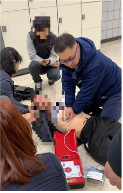 7호선 철산역 직원이 역내에서 쓰러진 고객에게 재빠른 응급조치를 실시해 생명을 구했다. 사진은 정수헌 과장이 심폐소생술 실시하는 모습.