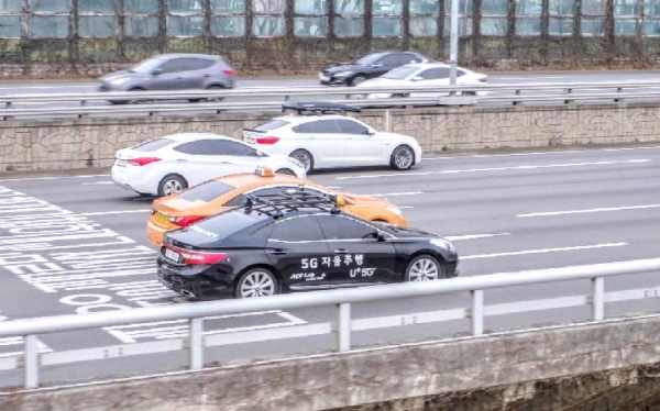 5G 자율주행차 ‘A1’이 서울 강변북로를 달리는 모습[LG유플러스]