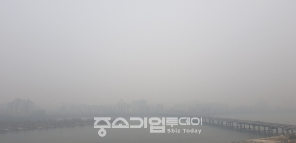 지난 6일 촬영한 서울 마포대교 남단에서 북단을 찍은 사진. 미세먼지로 인해 남산타워가 보이지 않는다. [박진형 기자]