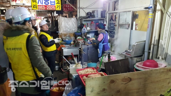한국화재보험협회 직원들이 서울 대림시장에서 소규모 점포들을 대상으로 화재안전점검을 실시하고 있는 모습.