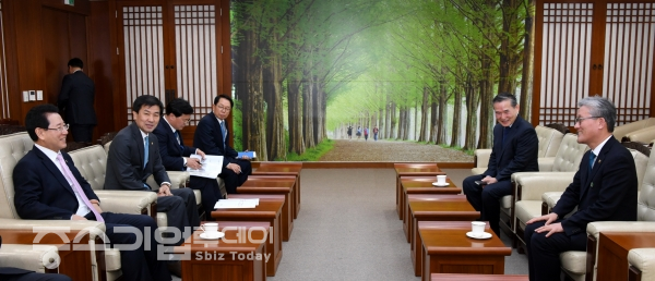김재현 산림청장(오른쪽 첫번째)이 특강에 앞서 김영록 전남도지사(왼쪽 첫번째)를 만나 환담을 나누고 있다.