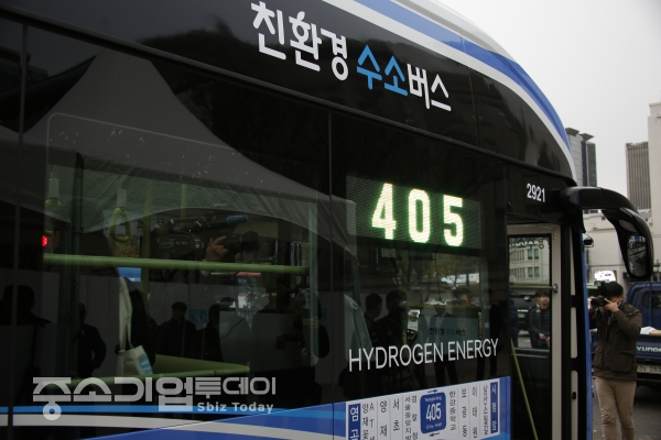 서울시청 앞에 전시된 친환경 수소버스. [황무선 기자]
