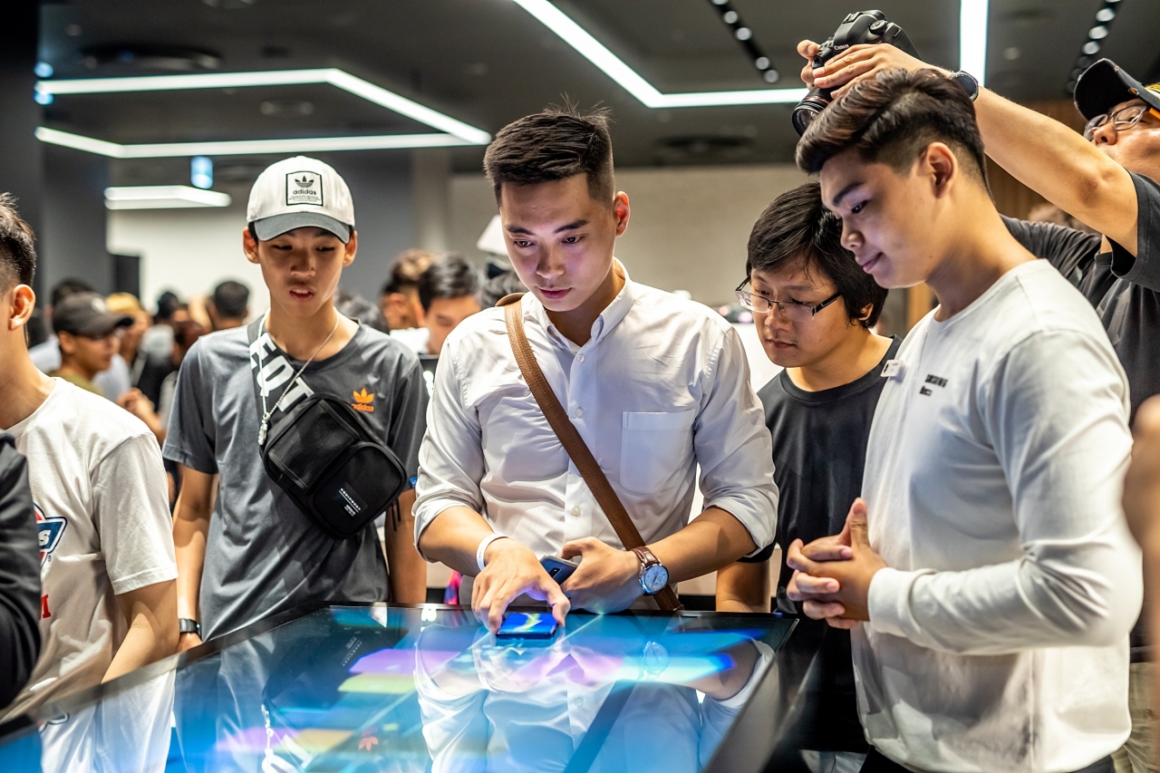 15일(현지시간) 베트남 호찌민의 비텍스코(Bitexco) 파이낸셜 타워에 오픈한 '삼성 쇼케이스' 를 방문한 고객들이 삼성전자 제품과 다양한 서비스를 체험하고 있다. [삼성전자]