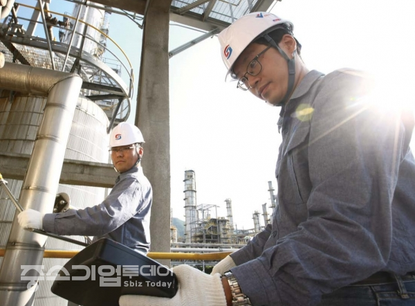 한국가스안전공사 검사원들이 석유화학시설을 진단하고 있는 모습.