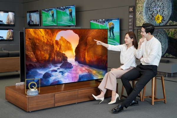 삼성전자 모델들이 삼성 디지털프라자 삼성대치점에서 화질에서 스마트 기능까지새로워진 2019년형 'QLED TV'를 소개하고 있다. [삼성전자]