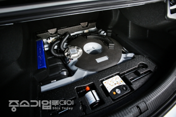 SM6 LPe에 도넛탱크가 적용된 트렁크의 모습. 스페이타이어 공간에 저장탱크를 적용해 기존 LPG차량과 비교해 보다 넓은 트렁크 공간과 주행 안정성을 확보한 것이 이 차량의 특징이다.