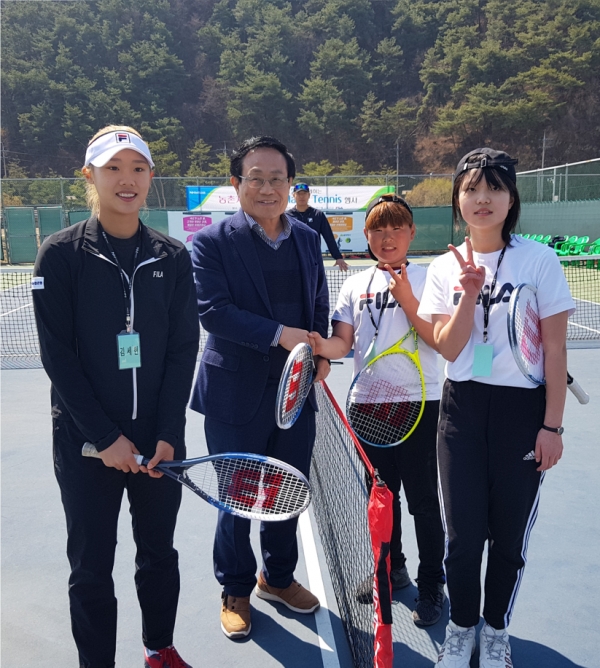 엄태항 봉화군수(뒷줄 왼쪽)와 김세현 선수(앞줄 왼쪽)가 테니스 코트에서 'Magic Tennis' 행사에 참가한 봉화군 초등학생과 기념사진을 촬영하고 있다. [NH농협은행]