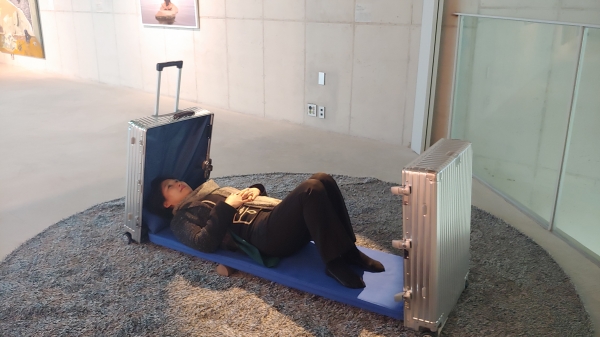 김승현 '모바일 홈 키트' (혼합재료, 180x50x80cm, 2019)에 누워본 기자