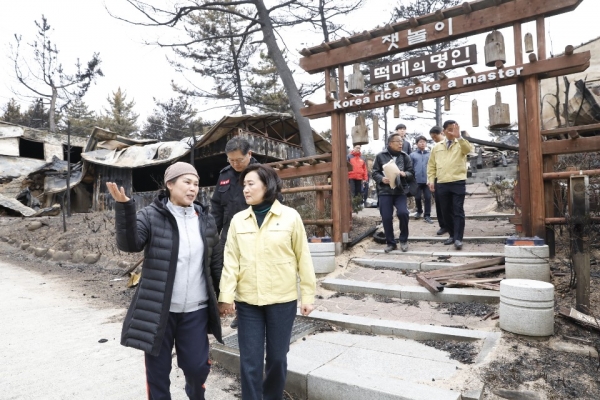 박영선 중소벤처기업부 장관은 ‘농가맛집 냇놀이’을 찾아 피해상황을 청취하고 적극적으로 중기부가 피해복구를 지원할 수 있도록 노력하겠다고 밝혔다.