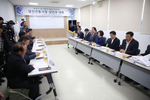 박영선 중소벤처기업부 장관은 지난 11일 충남 당진전통시장을 방문해 지역상인과 이마트(노브랜드) 관계자들과 간담회를 가졌다.