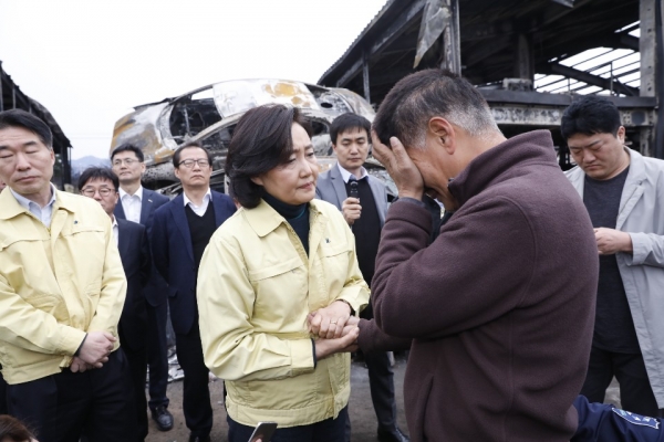 박영선 중소벤처기업부 장관이 지난 9일 강원지역 산불 피해기업을 방문, 피해상황을 살펴보고 피해자들을 위로했다.