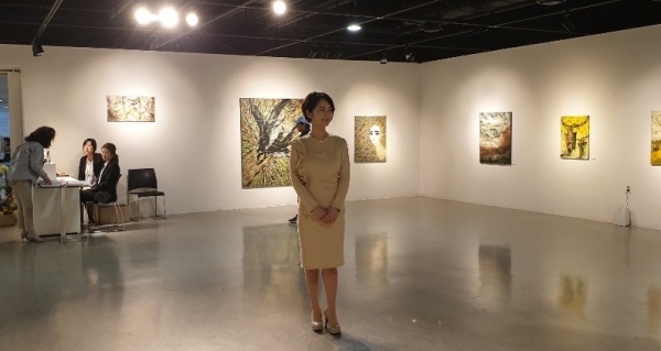블루스톤갤러리가 주관한 개인전 '길 빛 결' 전시장에서 포즈를 취한 김정아 작가