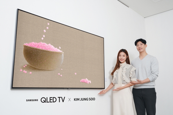 삼성전자 모델들이 삼성 'QLED'에 전시된 '진달래-축복' 미디어 아트를 소개하고 있다.