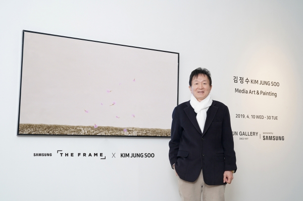 '진달래 작가'로 유명한 김정수 작가가 삼성 '더 프레임'에 전시된 '진달래-축복' 미디어 아트를 소개하고 있다.