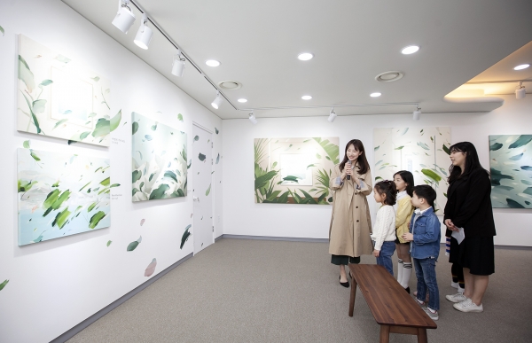 SK텔레콤은 17일 Tworld 인천지점을 '청년갤러리'로 새롭게 단장하고 유지희 작가와 지역 어린이들이 함께하는 개관 행사를 개최했다.