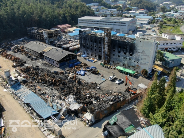 8월 28일 오전 발생한 화재로 생산시설과 본관동 대부분이 소실된 대연 최근 모습. 소실된 공장 잔해를 정리하는 등 생산라인 복구를 위한 작업이 한창이다.