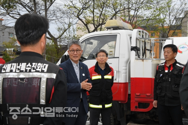 영덕국유림관리소를 방문한 김재현 청장이 산불재난특수진화대원들을 격려하고 있다.