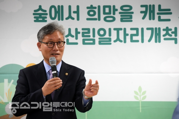 산림일자리발전소 2기 그루매니저 발대식 참석한 김재현 산림청장이 인사말을 전하고 있다.