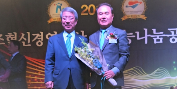 2019 재능나눔공헌대상을 수상한 박희채 박사(오른쪽)가 정운찬 한국재능기부협회 명예 이사장과 기념촬영을 하고 있다.